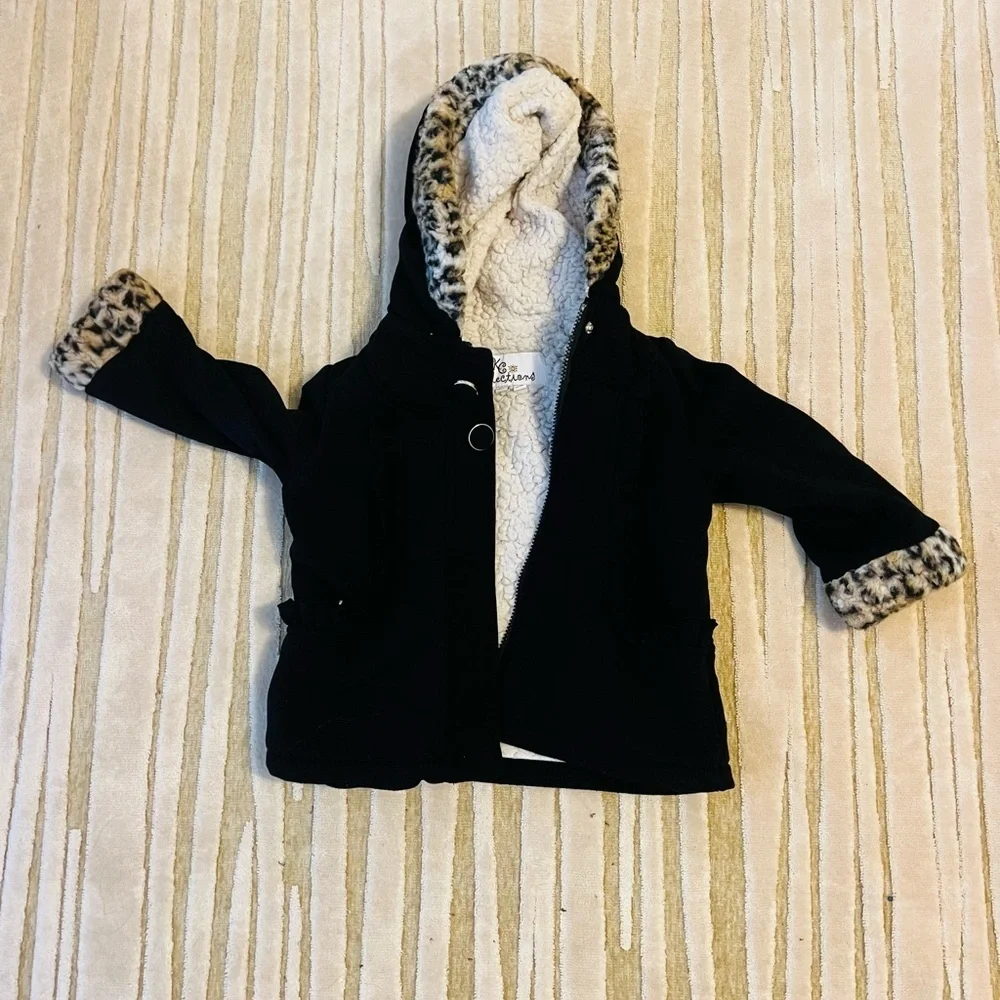Adorable girl size 4 black coat with leopard faux fur trim on good condition